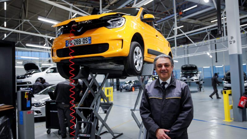 Генеральный директор Renault Лука де Мео позирует после пресс-конференции в рамках визита для презентации Re-Factory, завода по производству подержанных автомобилей, во Флине, Франция, 30 ноября 2021 года. (Benoit Tessier/Reuters)
 | Epoch Times Россия