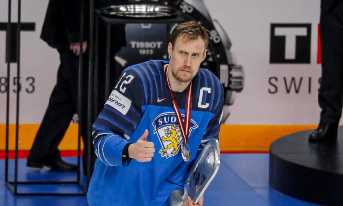 Марко Анттила из Финляндии расстроен поражением в финале чемпионата мира по хоккею с шайбой 2021 года в Риге, Латвия, 6 июня 2021 года. Фото: Vasily Fedosenko/Reuters | Epoch Times Россия