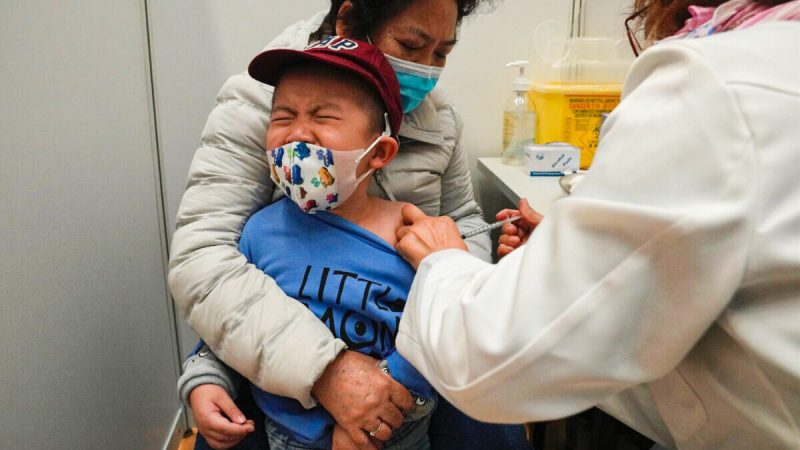 Мальчика вакцинируют китайской вакциной Sinovac COVID-19 в Гонконге 25 февраля 2022 года. Фото: Kin Cheung/AP Photo
 | Epoch Times Россия