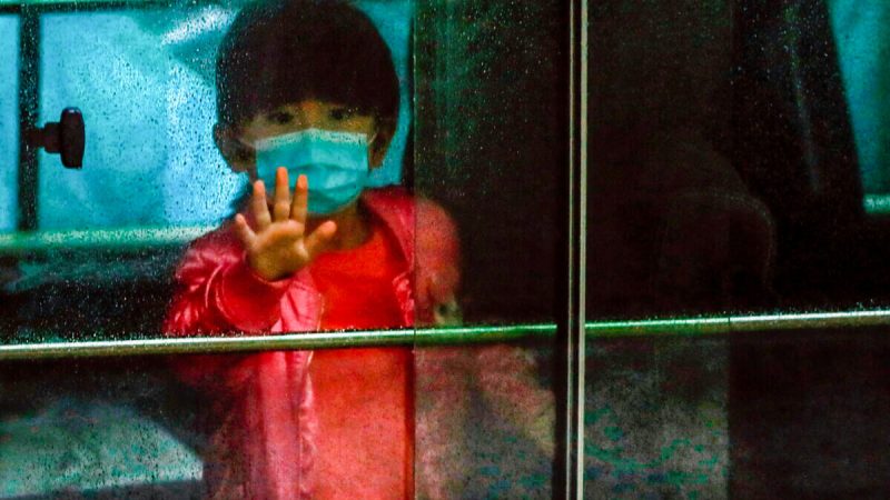 Ребёнок с жителями, эвакуированными из государственного жилого дома после вспышки нового коронавируса возле дома Хонг Мэй, в поместье Чунг Хонг в Гонконге, 11 февраля 2020 года. Фото: Tyrone Siu/Reuters
 | Epoch Times Россия
