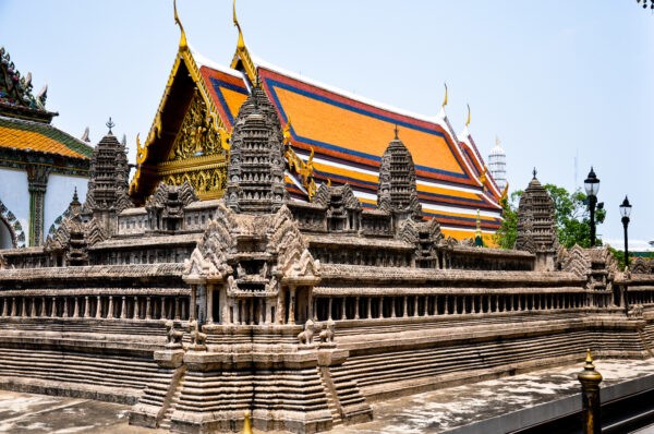  Ещё одна интересная особенность внутри дворцовых стен — небольшая модель камбоджийского храма Ангкор-Ват, построенного Рамой IV. В то время примерно половина территории нынешней Камбоджи была вассальным государством Таиланда, и король хотел показать своему народу величие своих владений. Фото: Praveen/CC BY 2.0