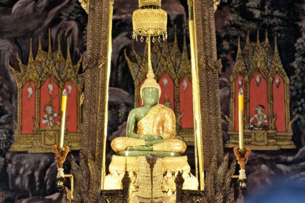 Часовня Изумрудного Будды — самое важное здание во дворце. Изумрудный Будда является самой важной религиозной статуей в Таиланде. Статуя облачается в три разных сезонных костюма, символизирующих лето, сезон дождей и зиму. Здесь статуя в костюме сезона дождей. Фото: JPSwimmer/CC BY-SA 3.0