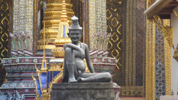Король Рама III заказал отлитую из бронзы фигуру отшельника возле Пхра Убосот или Часовни Изумрудного Будды в ознаменование тайской традиционной медицины. Фото: Kathy/CC BY 2.0