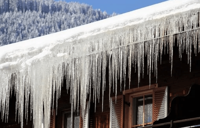 Фото: pixabay.com/photos/winter-icy-icicle-house-snow-cold-2640632/ | Epoch Times Россия