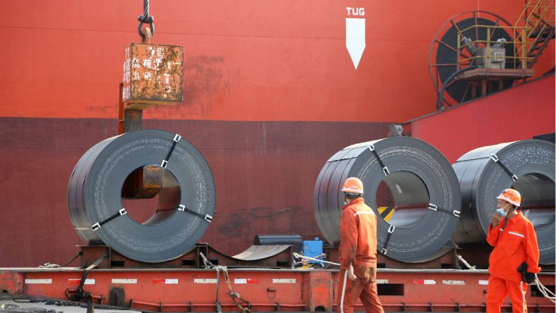 Рабочие загружают стальную продукцию для экспорта на грузовое судно в порту Ляньюньган, провинция Цзянсу, Китай, 27 мая 2020 года. (China Daily via Reuters)  | Epoch Times Россия