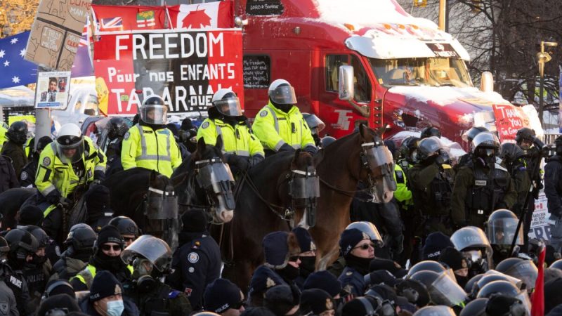 Отряд конной полиции выстраивается, чтобы разогнать протестующих в Оттаве, 18 февраля 2022 года. Фото: The Canadian Press/Adrian Wyld
 | Epoch Times Россия