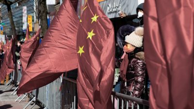Во Флашинге на праздновании китайского Нового года на ограждениях висели брошенные красные флаги