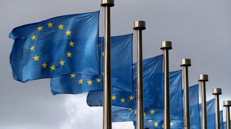 Флаги ЕС развеваются перед штаб-квартирой Европейской комиссии в Брюсселе, Бельгия, 2 октября 2019 г. Фото: Yves Herman/Reuters
 | Epoch Times Россия