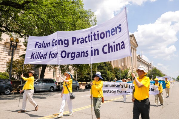 Последователи Фалуньгун принимают участие в параде в честь 22-й годовщине начала преследования китайским режимом Фалуньгун, в Вашингтоне 16 июля 2021 года. Фото: Samira Bouaou/The Epoch Times