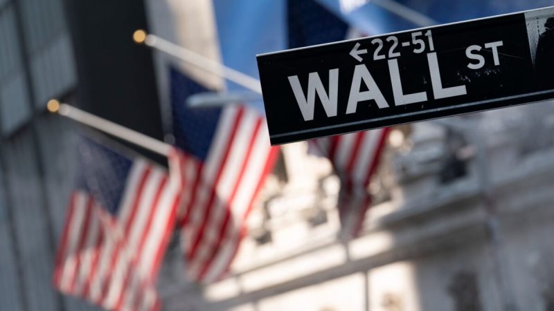 Вывеска Уолл-стрит перед Нью-Йоркской фондовой биржей, 8 июля 2021 года. (Mark Lennihan/AP Photo)  | Epoch Times Россия