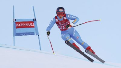 Российские лыжники выиграли золото и серебро в скиатлоне на Олимпиаде в Пекине