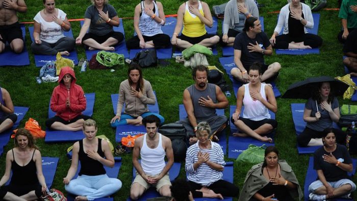 Йоги делают дыхательные упражнения.Фото: EMMANUEL DUNAND/AFP/Getty Images | Epoch Times Россия