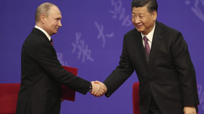 Президент России Владимир Путин пожимает руку китайскому лидеру Си Цзиньпину во время церемонии в университете Цинхуа в Пекине 26 апреля 2019 года. (Kenzaburo Fukuhara/Pool/Getty Images)
 | Epoch Times Россия