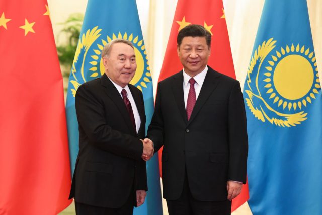Бывший президент Нурсултан Назарбаев и Си Цзиньпин на встрече в Пекине 28 апреля 2019 года. (Фото: Madoka Ikegami-Pool/Getty Images)