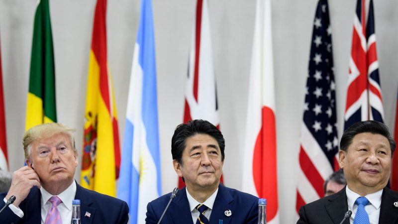 Президент США Дональд Трамп (слева), премьер-министр Японии Синдзо Абэ (в центре) и лидер КНР Си Цзиньпин (справа) на саммите G20 в Осаке 28 июня 2019 года. (Brendan Smialowski/AFP/Getty Images)  | Epoch Times Россия
