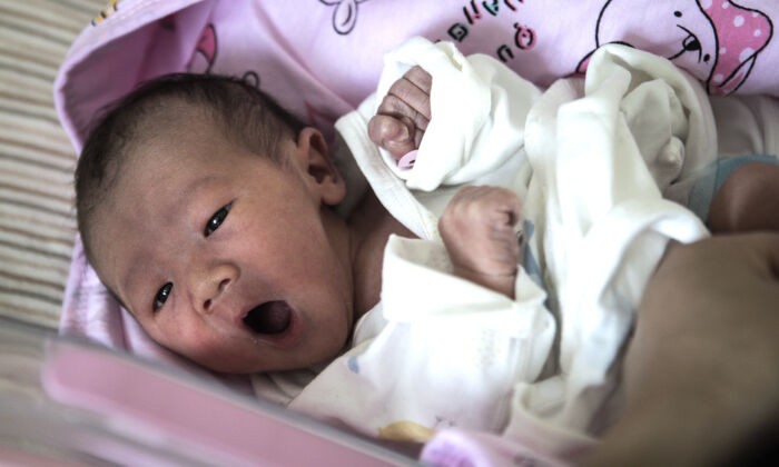 Новорождённый в частной акушерской больнице в Ухане, Китай, 21 февраля 2020 года. (Getty Images)
 | Epoch Times Россия