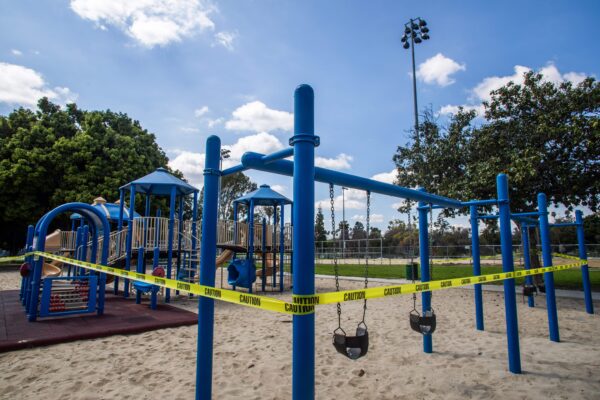 Игровая площадка в Линкольн-парке закрыта во время пандемии в Лос-Анджелесе 21 марта 2020 года. (APU GOMES/AFP via Getty Images)