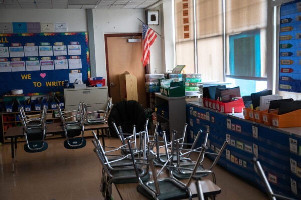 Пустой класс в начальной школе, 17 марта 2020 года. (John Moore/Getty Images)