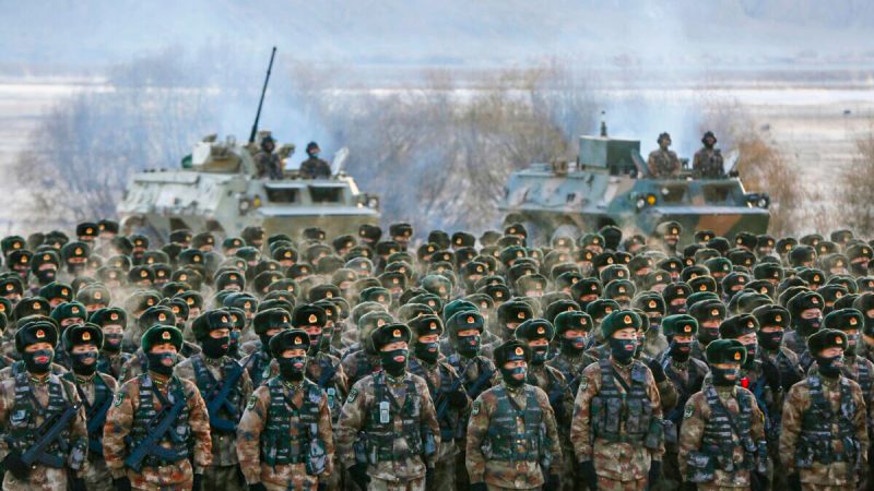Батальон Народно-освободительной армии Китая проходит военную подготовку в горах Памира в Кашгаре, регион Синьцзян на северо-западе Китая, 4 января 2021 года. Фото: STR/AFP via Getty Images
 | Epoch Times Россия