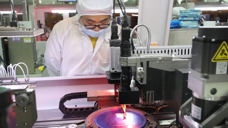 Сотрудник производит чипы на заводе Jiejie Semiconductor Company в Наньтуне, провинция Цзянсу на востоке Китая, 17 марта 2021 года. Фото: STR/AFP via Getty Images
 | Epoch Times Россия