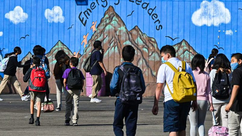 Дети идут в среднюю школу в Лос-Анджелесе. Калифорния, США,10 сентября 2021 года. Изображение: Robyn Beck/AFP via Getty Images
 | Epoch Times Россия