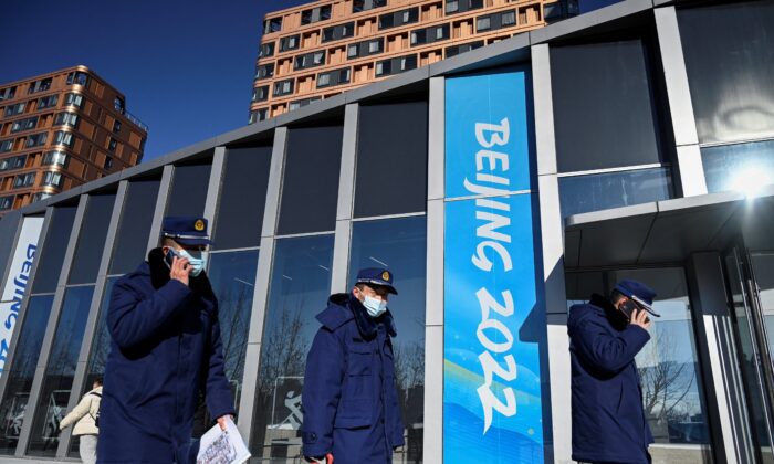 Охранники патрулируют деревню зимних Олимпийских игр 2022 года в Пекине, 24 декабря 2021 года. Фото: Jade Gao/AFP via Getty Images | Epoch Times Россия
