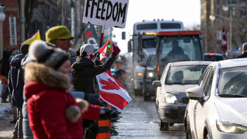 Сторонники «Конвоя свободы» («FreedomConvoy») протестуют против мандатов на вакцинацию и ограничений, связанных с COVID-19 перед зданием парламента Канады в Оттаве, Канада, 28 января 2022 года. (DaveChan/AFP viaGettyImages) | Epoch Times Россия