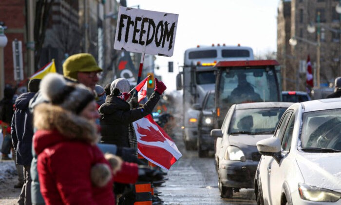Сторонники «Колонны свободы» протестуют против требований и ограничений в отношении вакцин против COVID-19 перед парламентом Канады в Оттаве, Канада, 28 января 2022 года. Фото: Dave Chan/AFP via Getty Images | Epoch Times Россия