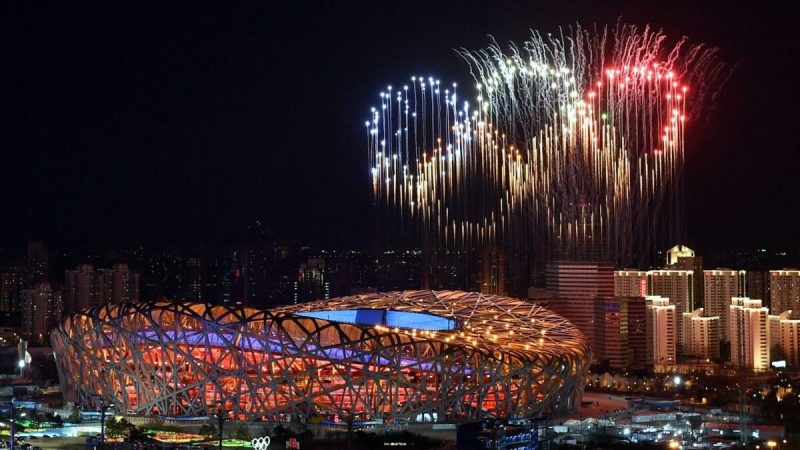 Фейерверк в форме олимпийских колец над Национальным стадионом во время церемонии открытия Зимних Олимпийских игр 2022 года в Пекине 4 февраля 2022 года. (Li Xin/Pool/AFP viaGettyImages)
 | Epoch Times Россия