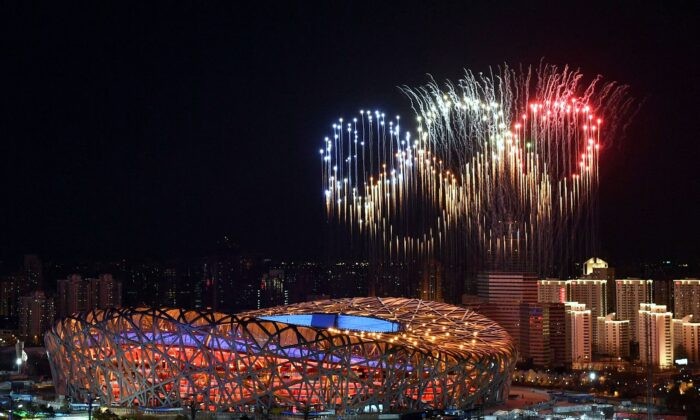 Фейерверк в форме олимпийских колец над Национальным стадионом во время церемонии открытия зимних Олимпийских игр 2022 года в Пекине 4 февраля 2022 года. Фото: LiXin/Pool/AFP viaGettyImages | Epoch Times Россия