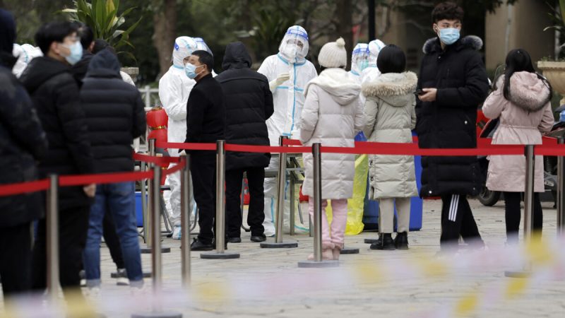 Люди стоят в очереди, чтобы сдать мазок на анализ нуклеиновой кислоты на COVID-19 в Сучжоу, провинция Цзянсу, Китай, 16 февраля 2022 года. (STR/AFP via Getty Images)
 | Epoch Times Россия