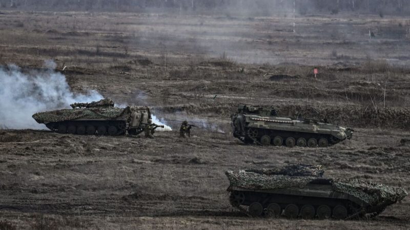 Украинские войска на учениях в районе города Ровно, Украина, 16 февраля 2022 года. (ArisMessinis/AFPviaGettyImages)  | Epoch Times Россия