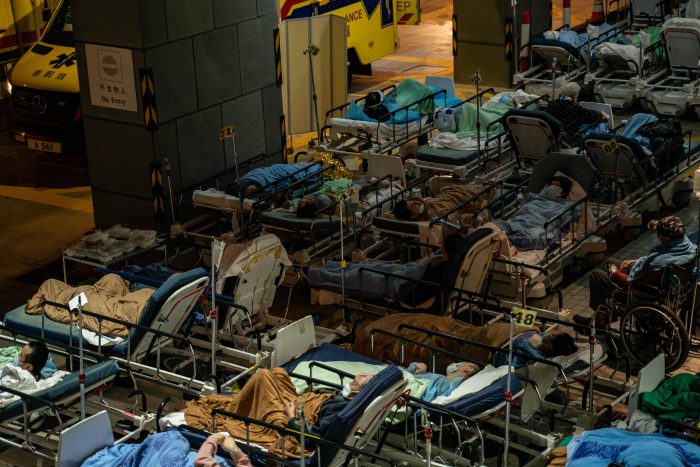 Больницы Гонконга переполнены из-за всплеска заболеваемости COVID-19