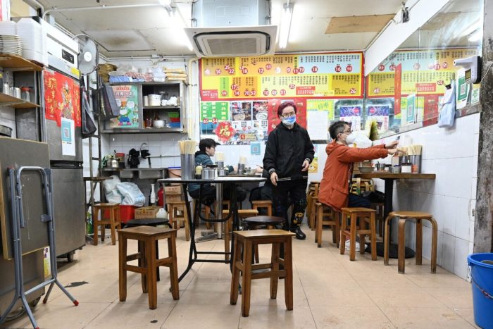 Политика «нулевого COVID» тормозит экономику Гонконга из-за роста заболеваемости