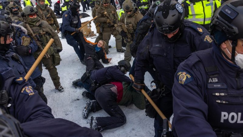 Столкновение полиции с демонстрантами в Оттаве, 19 февраля 2022 года. Фото: Alex Kent/Getty Images
 | Epoch Times Россия