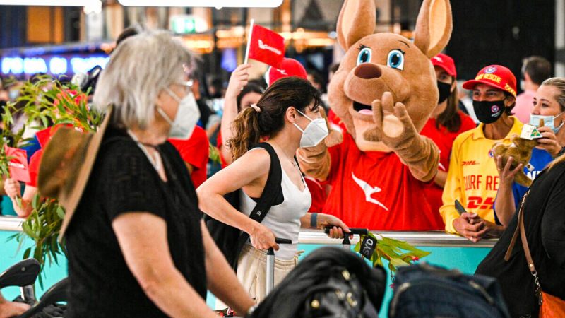 Талисман приветствует пассажиров по прибытии в Сиднейский международный аэропорт в Сиднее, Австралия, 21 февраля 2022 года. (Saeed Khan/AFP via Getty Images)
 | Epoch Times Россия