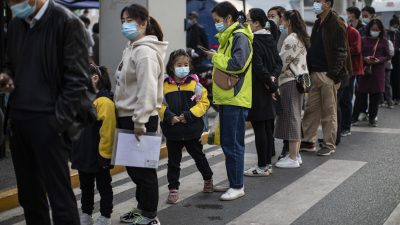 Китайские чиновники навязывают вакцинацию детей от COVID-19, чтобы выслужиться