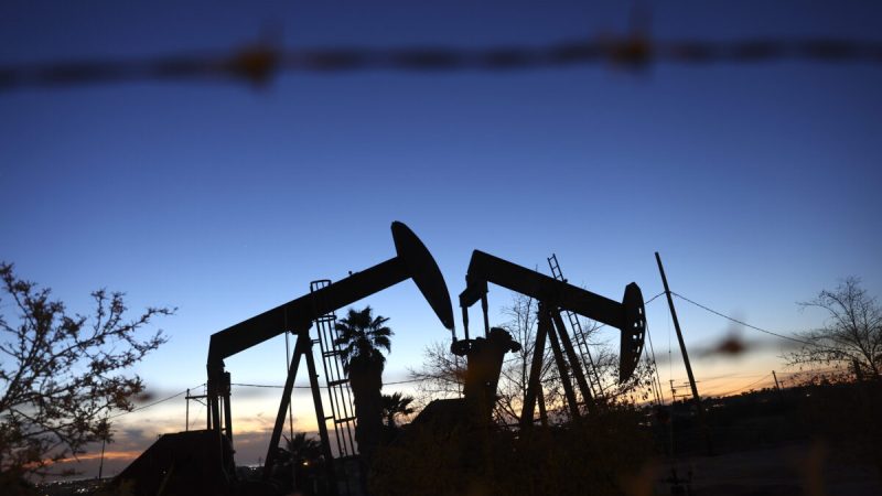 Нефтяные насосы на нефтяном месторождении Инглвуд в Лос-Анджелесе, Калифорния, 28 января 2022 года. (Mario Tama/Getty Images)  | Epoch Times Россия