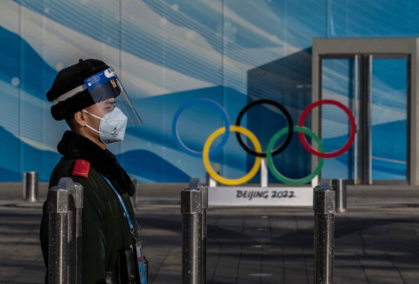 Полицейский охраняет территорию главного медиацентра в Олимпийском парке в Пекине, 29 января 2022 года. Фото: Kevin Frayer/Getty Images
