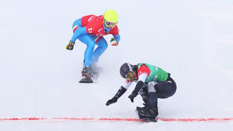 ЛиндсиЯкобеллис из сборной США (справа) и МикелаМойоли из сборной Италии (слева) пересекают финишную черту во время финала смешанного командного кросса по сноуборду. Китай, 12 февраля 2022 г. (CameronSpencer/GettyImages)  | Epoch Times Россия