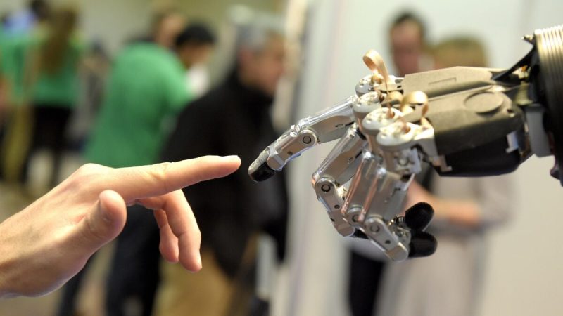 Робот компании Schunk двигает пальцем. Международная конференция по гуманоидным роботам IEEE-RAS 2014 в Мадриде 19 ноября 2014 года. (Gerard Julien/AFP via Getty Images)  | Epoch Times Россия