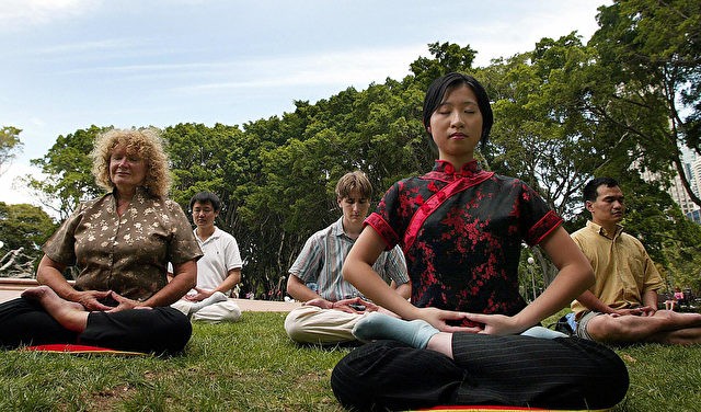 Медитация Фалуньгун в Гайд-парке в Сиднее (Фото: OLIVIER CHOUCHANA/AFP/Getty Images)