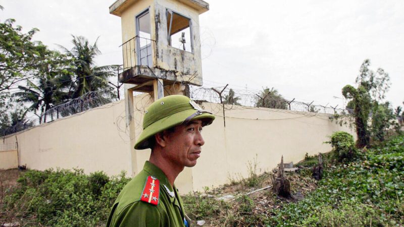 Вьетнамский тюремный охранник тюрьмы Фыок Ко на окраине южного прибрежного города Вунгтау. Фото: Hoang Dinh Nam/AFP via Getty Images  | Epoch Times Россия