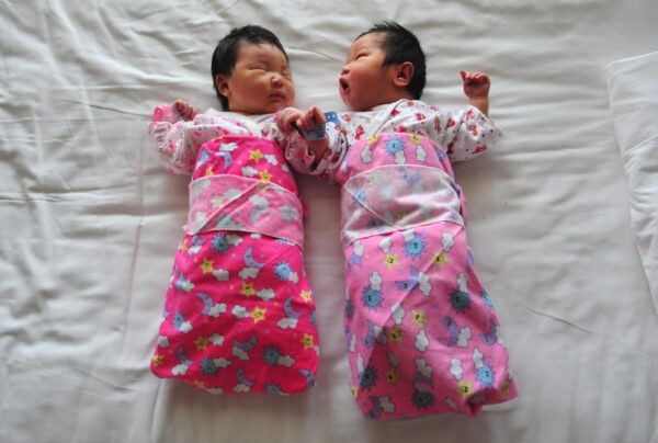 Новорождённые лежат на больничной койке в Пекине, Китай, 1 декабря 2008 года. Фото: Frederic Brown/AFP via Getty Images
