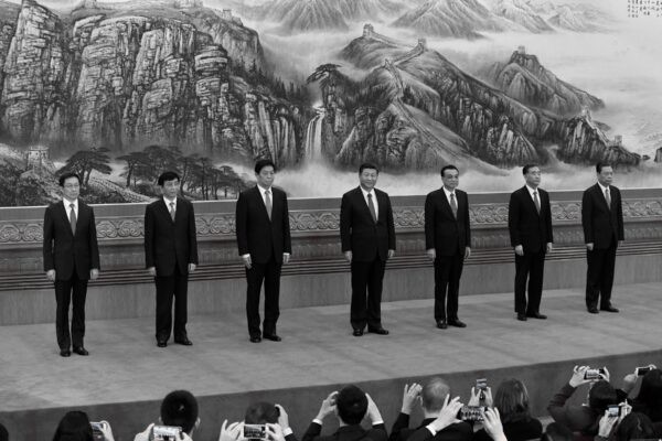 Постоянный комитет Политбюро Коммунистической партии Китая, высший орган принятия решений в стране (слева направо): Хань Чжэн, Ван Хунин, Ли Чжаньшу, лидер Си Цзиньпин, премьер-министр Ли Кэцян, Ван Ян и Чжао Лэцзи встречаются с прессой в Большом зале народных собраний в Пекине, 25 октября 2017 г. Фото: Wang Zhao/AFP via Getty Images