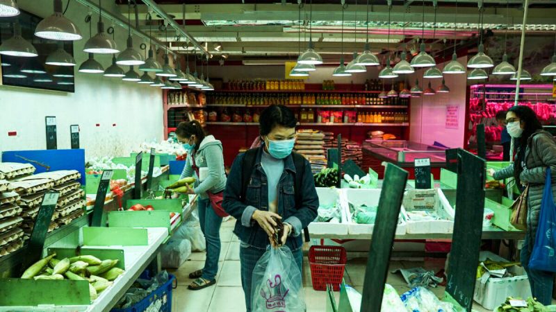 Покупатели в защитных масках на рынке после вспышки COVID-19 в районе Ша Тин в Гонконге, 7 февраля 2022 года. (Lam Yik/Reuters)  | Epoch Times Россия