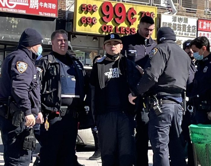 Жителя Нью-Йорка арестовали за намеренное повреждение информационных стендов Фалуньгун