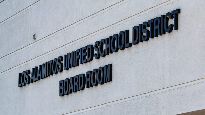 Офисы Объединённого школьного округа Лос-Аламитос, Калифорния, 11 мая 2021 года. (John Fredricks/The Epoch Times)
 | Epoch Times Россия