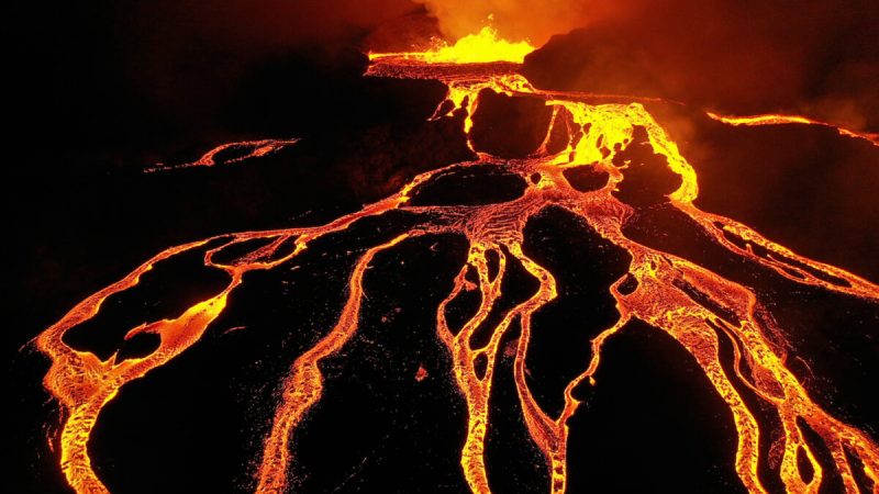 Снимки с дрона запечатлели извержение вулкана в Исландии. (SWNS) | Epoch Times Россия