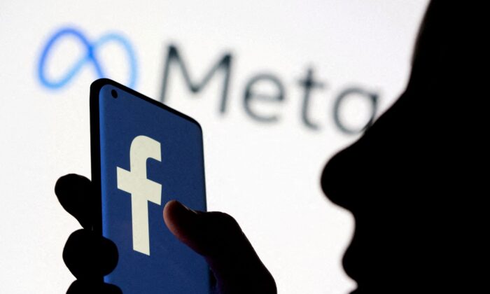 Женщина держит смартфон с логотипом Facebook перед изображением нового ребрендингового логотипа Facebook Мета, 28 октября 2021 года. Фото: Dado Ruvic/Illustration/Reuters | Epoch Times Россия